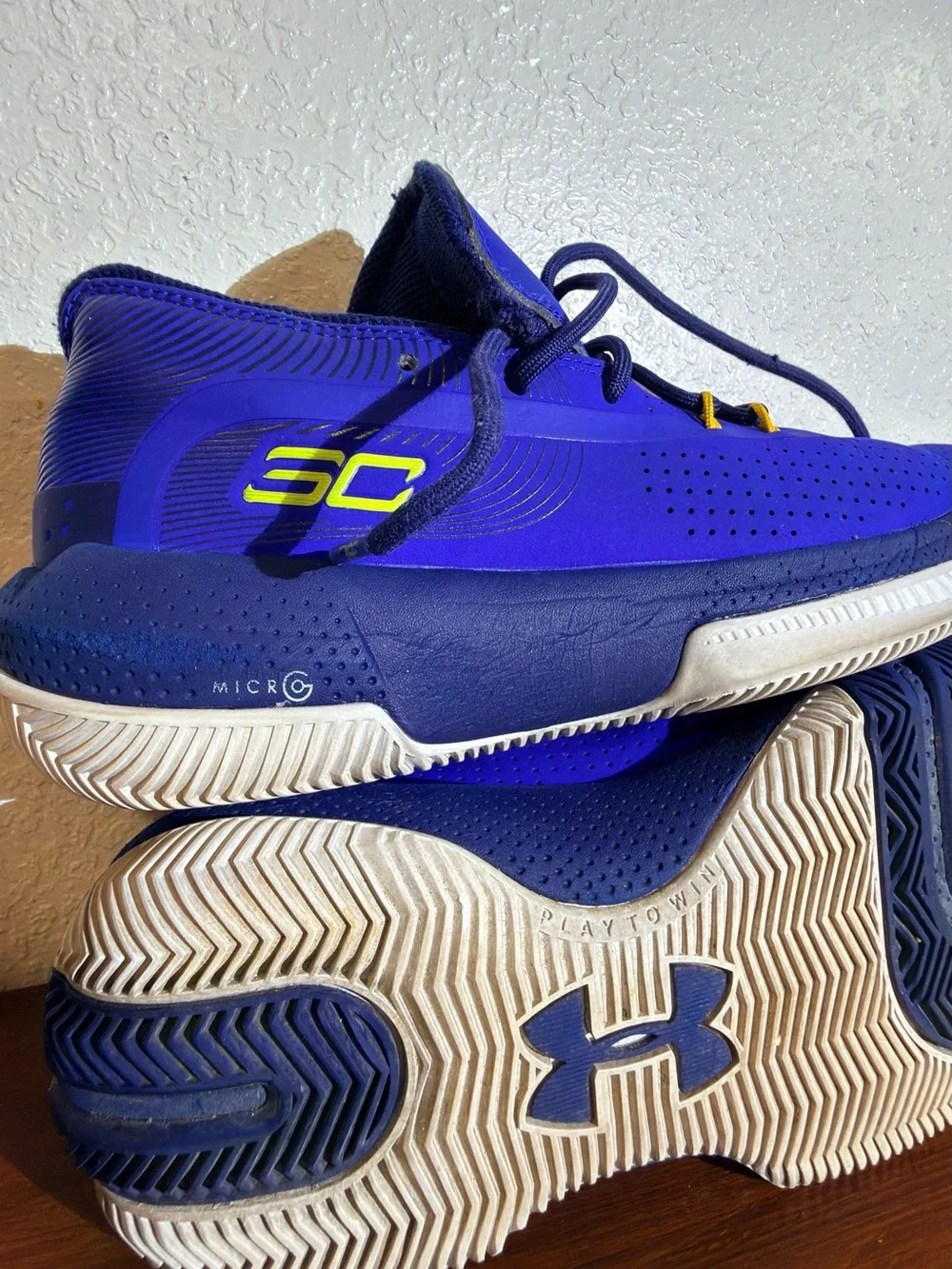 uggested title:  Under Armour Stephen Curry SC Basketball Shoes Blue Yellow 6.5Y